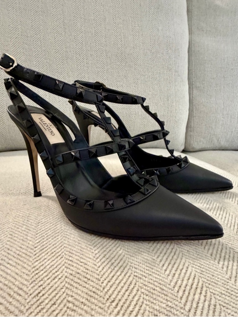 Valentino Garavani Nero Black Rockstud Pointed T-Strap Heels 39 EUC